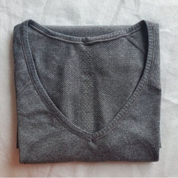 Lululemon Heathered Black Run: Swiftly Tech Top Size 8 - Picture 8 of 8
